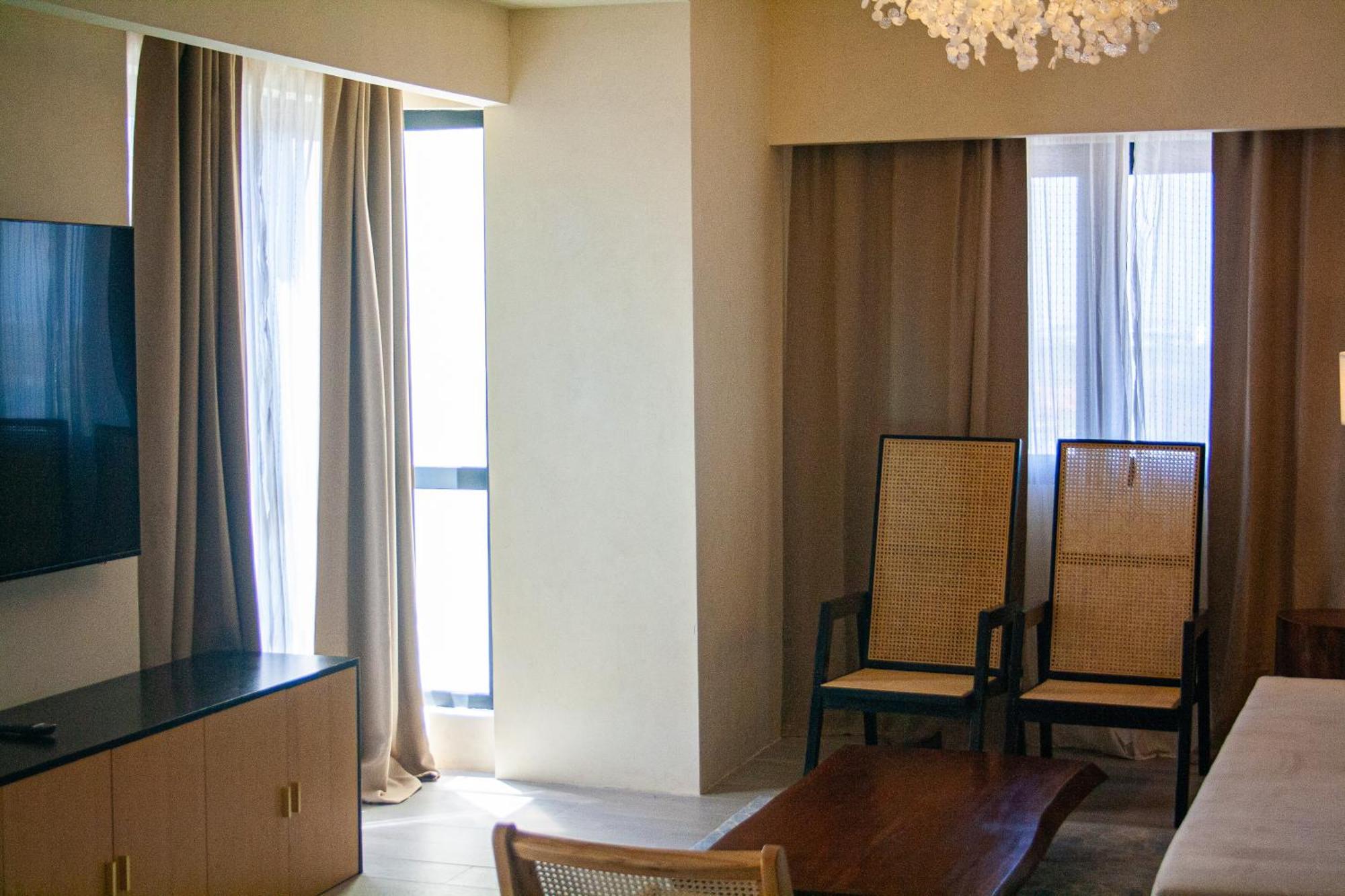 Elijah Hotel 다스마리냐스 외부 사진
